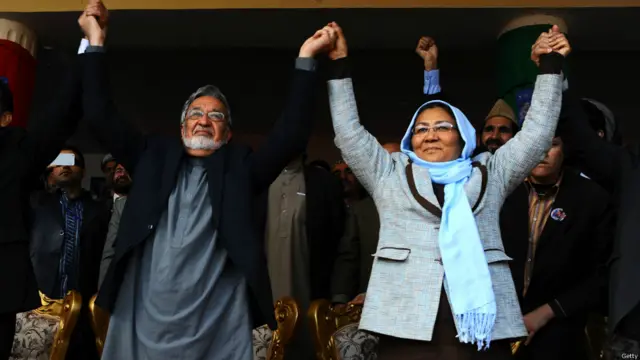 افغانستان میں پانچ اپریل کو ہونے والے صدارتی انتخابات میں نائب صدارت کی امیدوار حبیبہ سرابی صوبہ ہرات میں ایک جلسے کے دوران اپنے صدارتی امیدوار زلمے رسول کے ہاتھوں میں ہاتھ ڈال کر اپنے حامیوں کے نعروں کا جواب دے رہی ہیں۔