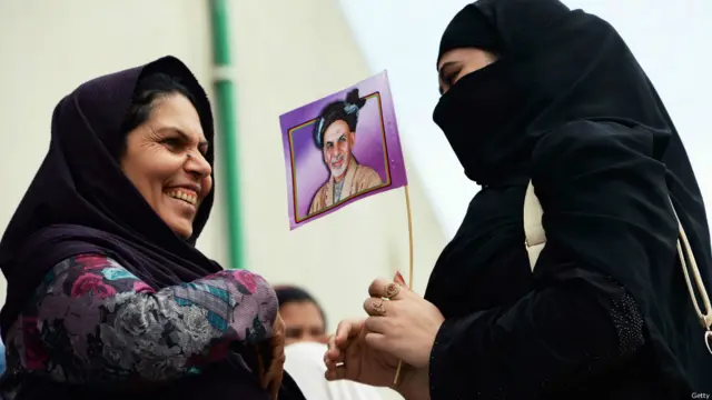 صدارتی امیدوار اشرف غنی کے حامی دو خواتین جلال آباد میں انتخابی مہم کے دوران خوش گپیوں میں مصروف دکھائی دے رہی ہیں۔