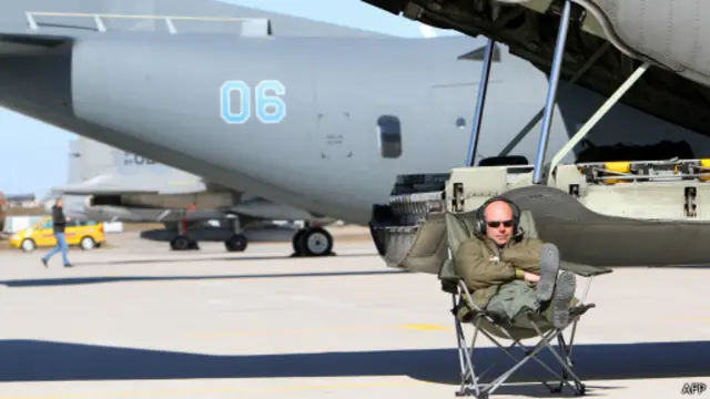 авиамеханик на базе в Литве