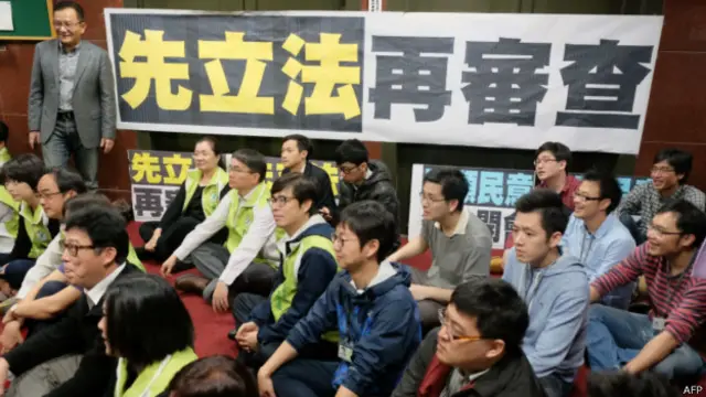 民进党立委阻拦国民党立委进入会议室（2014年4月2日）