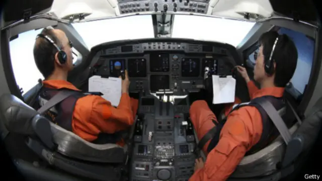 طياران يابانيان في قمرة قيادة طائرة بحث عن الطائرة الماليزية في المحيط الهندي 1 أبريل/نيسان 2014