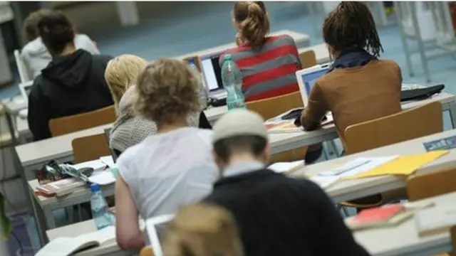 就讀英格蘭大學的外國學生人數29年來首次下降。