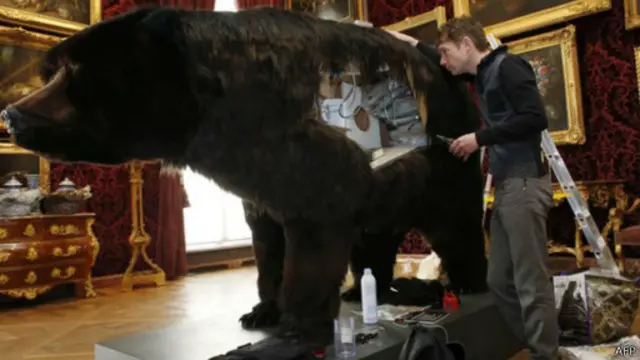 بوينشيفال يتفحص داخل "الدب" قبل بدء التجربة