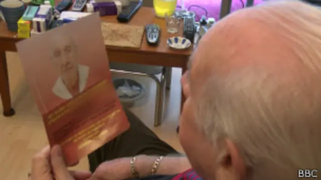 Bert Riley está distribuindo 10 mil panfletos para ajudar na busca por seu primeiro amor