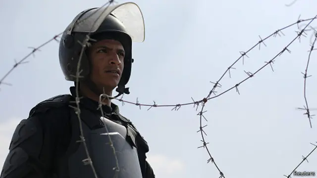 الحكومة المصرية قررت في اجتماع طارئ عقب تفجيرات ميدان النهضة تشديد تدابير الأمن خاصة في القاهرة.