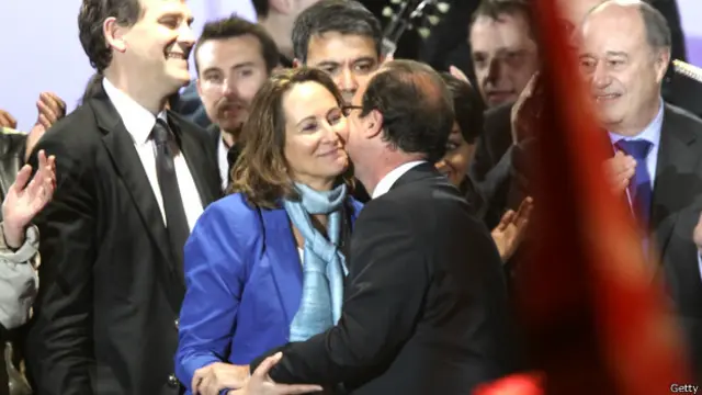 Tổng thống Hollande 'chạm má' với vợ cũ, bà Segolene Royal, một lãnh đạo chính trị Pháp