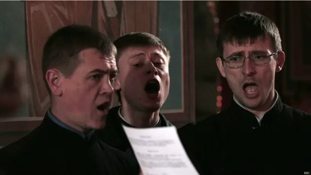 На запитання, як примирити міліцію і "майданівців", молодший лейтенант Роман знизує плечима: "Навіть не знаю, що сказати".