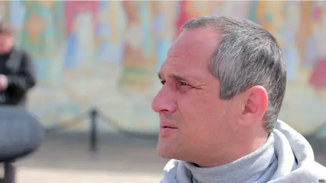 Але активістові Майдану Олександрові слів не бракує: "З усякими "беркутами", "барсами" і "соколами" дружби ніколи не було й не буде. А цих пацанят, 18-річних солдатиків з Внутрішніх військ, яких ставили як живий щит - їх шкода, звичайно. І шкода сімей тих "беркутів", у яких залишилися жінки, діти, батьки".