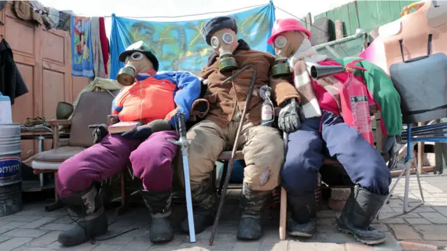 Тим часом Майдан розходитися ще не планує. Один з його "філіалів" розташувався прямо навпроти входу до Михайлівського собору. Всі фото - Олег Карп'як.