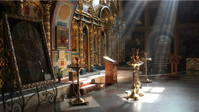 Сьогодні собор працює, як і раніше - всередині жодних слідів сум'ятних днів.