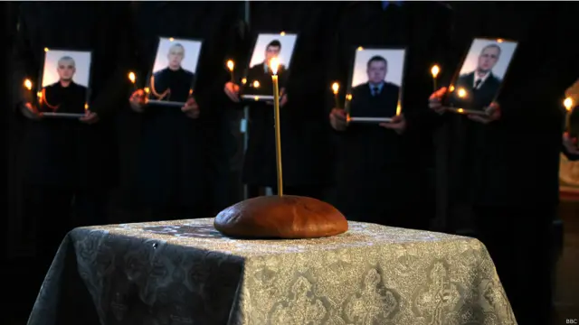 У Києві в Михайлівському Золотоверхому соборі відслужили панахиду за міліціонерами, які загинули під час сутичок на Майдані. За даними правоохоронців, усього від стрілянини 18-20 лютого померли 20 міліціонерів. Ще на початку березня повідомляли про 16 загиблих.