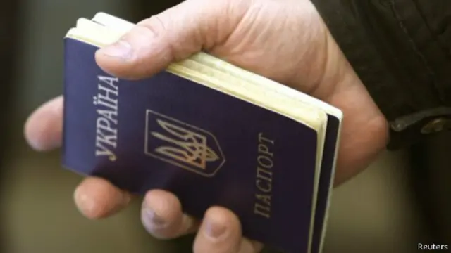 جواز سفر روسي في يد شخص