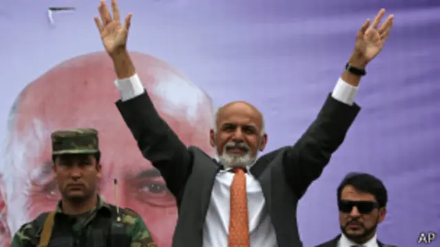 اشرف غنی احمد زئی سال 2002 سے 2004 تک وزیر خزانہ بھی رہ چکے ہیں