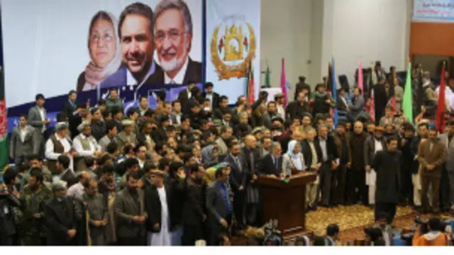 زلمی رسول بر اصول دموکراتیک و برخورد میانه‌روانه و سیاف بر اعتبار اسلامی‌ و تعهدش برای مقابله با ناامنی با مشت آهنین تاکید دارند