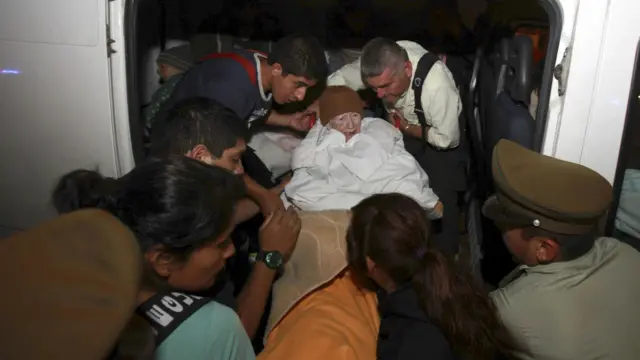 Ancianos trasladados en sillas de ruedas. Foto: AFP