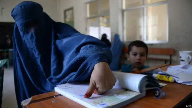 Жительница Афганистана регистрируется перед перед выборами 5 апреля 2014 года