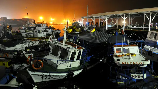 Durante la noche del martes, y en medio de las constantes réplicas después del terremoto, ya eran evidentes los daños en algunos barcos del puerto de Iquique. Varios establecimientos de la ciudad fueron afectados por incendios. 