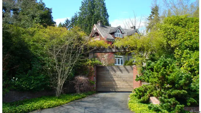 Esta la casa que Kurt Cobain y su mujer Courtney Love compraron en una de las zonas más exclusivas de Seattle, frente al lago Washington. Aquí sería donde el 8 de abril un electricista encontraría su cuerpo sin vida. Tres días antes, el cantante, tras inyectarse una elevada dosis de heroína, se pegó un tiro.