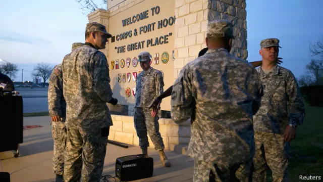 Военнослужащие у ворот базы Форт-Худ
