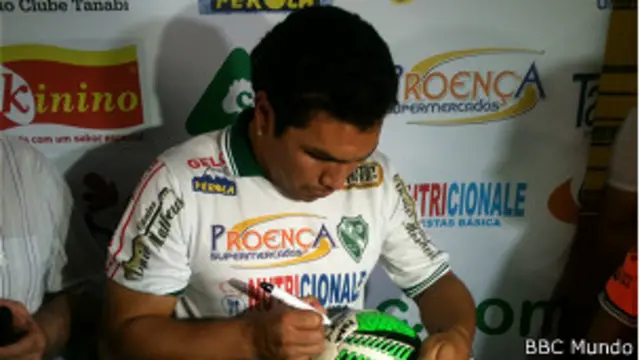 Santiago Cabañas firma una pelota