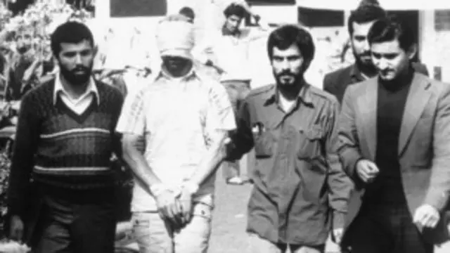 1979 میں انقلابِ ایران کے بعد ہونے والے اس تنازعے میں امریکی سفارت خانے میں موجود افرادے کو 444 دن تک یرغمال بنا کر رکھا گیا تھا