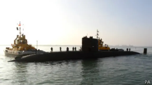 زیردریایی اتمی تایرلس به امید یافتن جعبه سیاه هواپیما وارد منطقه شد