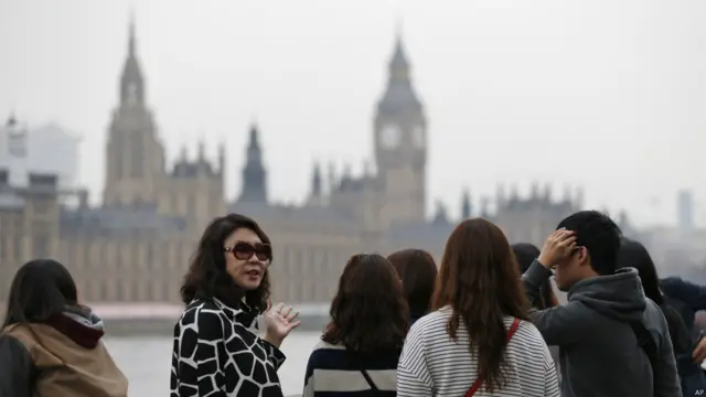 图辑：沙尘雾霾袭英伦