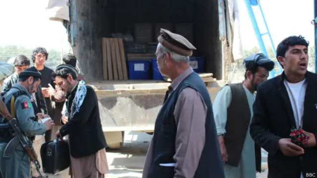 मतदान कर्मचारी