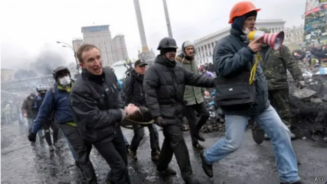 نظر التحقيق في قضية إطلاق النار على المتظاهرين وسط كييف، الذي أودى بحياة 76 شخصا