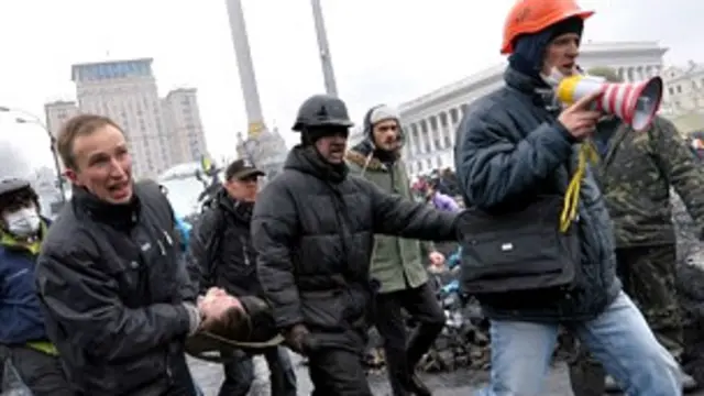 په اوکرایین کې د حکومت ضد مظاهرو پرمهال له ۱۰۰ ډېر کسان ووژل شول. 