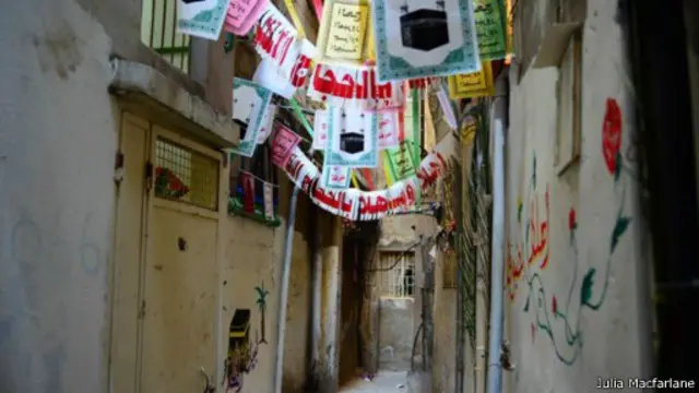 الأزقة الضيقة للغاية في المخيمات تجعل من المستحيل دخول المنظمات الإنسانية الكبرى إليها