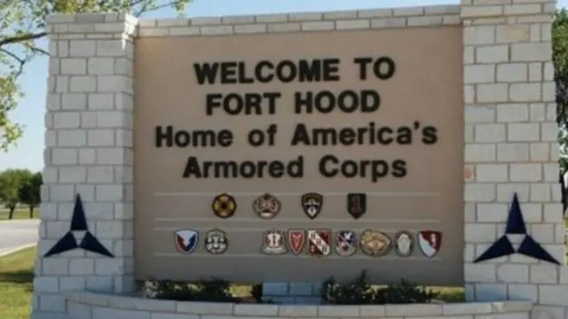 在美军基地内，除了宪兵和少数军人以外，其他人是不允许佩带枪械的。