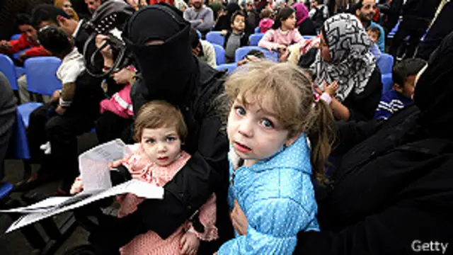 لاجئون سوريون في مركز للأمم المتحدة بلبنان