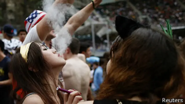 Joven fuma cigarrillo electrónico