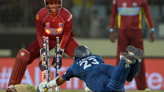 دلشان جو ایک اچھی اور محتاط اننگز کھیلنے کی کوشش کر رہے تھے وہ بھی رن آؤٹ ہو گئے۔ انھوں نے 48 گیندوں پر 39 رنز بنائے۔