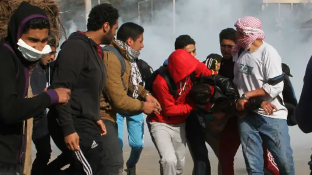 أنصار الإخوان المسلمين اشتبكوا مع قوات الأمن في مظاهرات خارج جامعة القاهرة.
