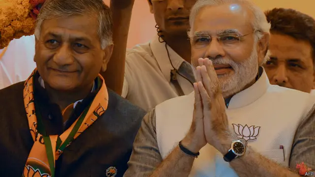 प्रधानमंत्री नरेंद्र सिंह के साथ वीके सिंह