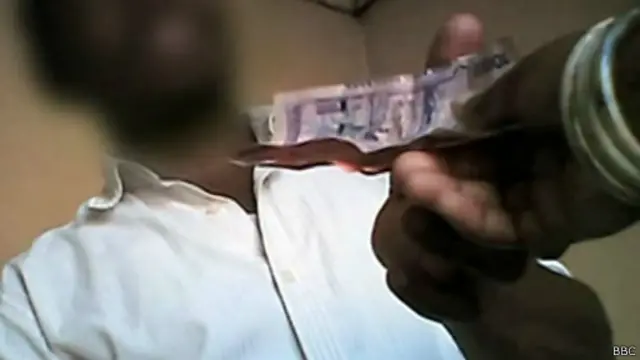 في إطار تحقيق بي بي سي، وافقت 12 عيادة في أوغندا على منح شهادات سلبية مزيفة بالخلو من الفيروس المسبب للإيدز