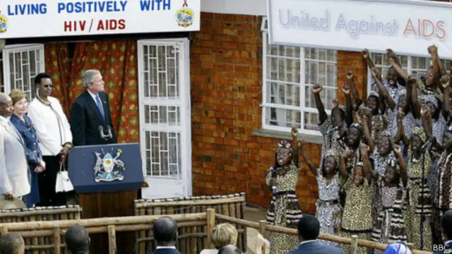 تمول الولايات المتحدة غالبية برامج مكافحة فيروس الإيدز في أوغندا