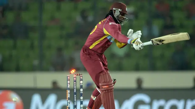 تیسرا اوور ملنگا کرانے آئے اور ان کی ایک گیند گیل کے بلے کا کنارہ لیتے ہوئے وکٹوں میں چلی گئی۔ اس وقت ویسٹ انڈیز کا سکور 25 رنز تھا۔