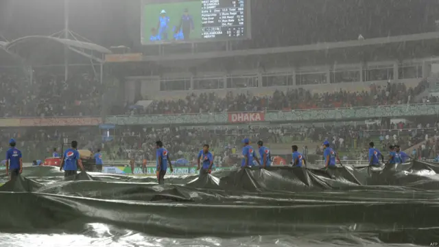 ویسٹ انڈیز کی اننگز کے 14 ویں اوور میں تیز بارش کے سبب کھیل روک دیا گیا۔اس وقت ویسٹ انڈیز نے چار وکٹوں پر 80 رنز بنائے تھے۔
ڈک ورتھ لوئس قانون کے تحت ویسٹ انڈیز کو 13.5 اوورز میں 107 رنز بنانے چاہیے تھے اس طرح وہ اس وقت کی پوزیشن میں 27 رنز پیچھے تھی۔