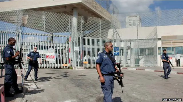 أفراد أمن إسرائيليون يحرسون أحد السجون