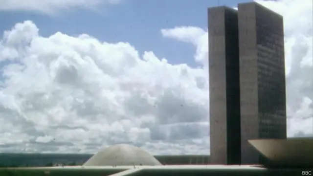 Professor explica alguns critérios para medir regime democrático: "Escolha de governantes, funcionamento dos poderes e, principalmente, capacidade de fiscalização da sociedade sobre quem exerce o poder"