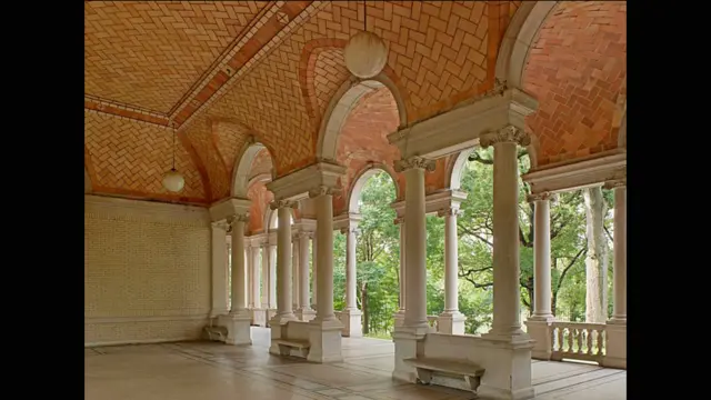 Arcos em tijolo criados pelo arquiteto espanhol Rafael Guastavino entre o fim do século 19 e o início do século 20 podem ser vistos em mais de 250 construções na cidade.