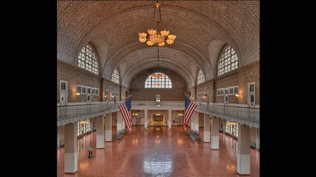 Arcos em tijolo criados pelo arquiteto espanhol Rafael Guastavino entre o fim do século 19 e o início do século 20 podem ser vistos em mais de 250 construções na cidade.