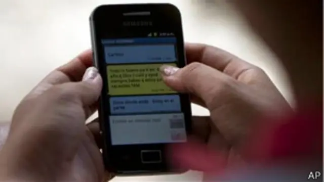 Hay servicios que permiten que ciudadanos en el extranjero carguen crédito a móviles cubanos.