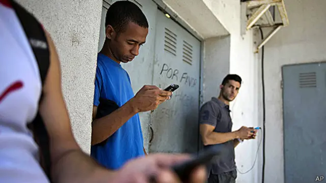 Cubanos utilizando celulares