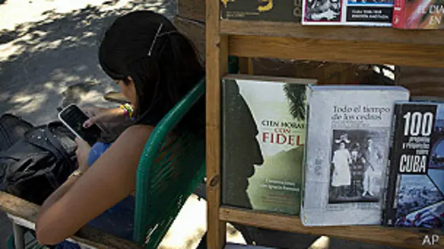 Vendedora de libros revisando celular