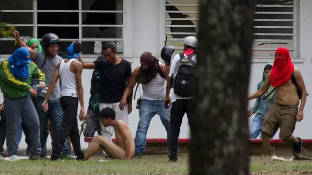 Disturbios en la universidad central de venezuela, caracas