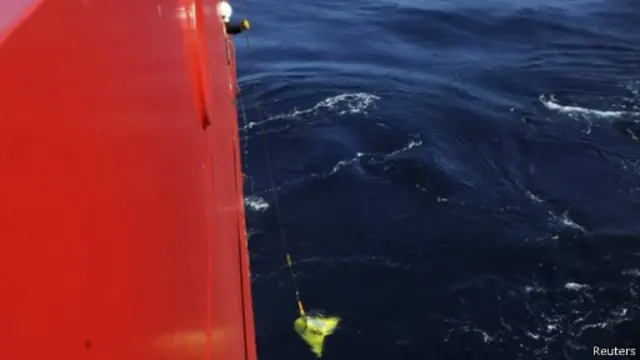 Kekuatan baterai dari alat yang memancarkan bunyi ping dari kotak hitam hanya sampai 30 hari.